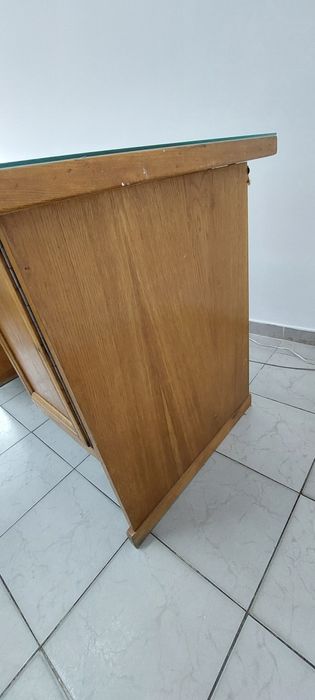 Birou masiv cu geam.