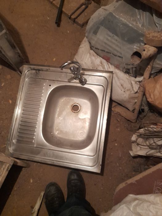 Продам умывальник с кранштейнм