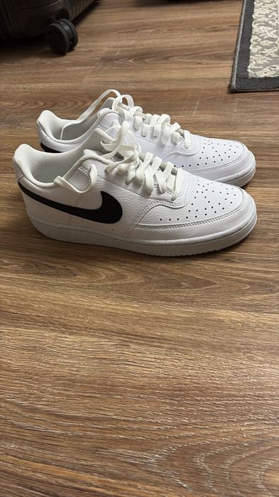 Продам кроссовки фирменные NIKE