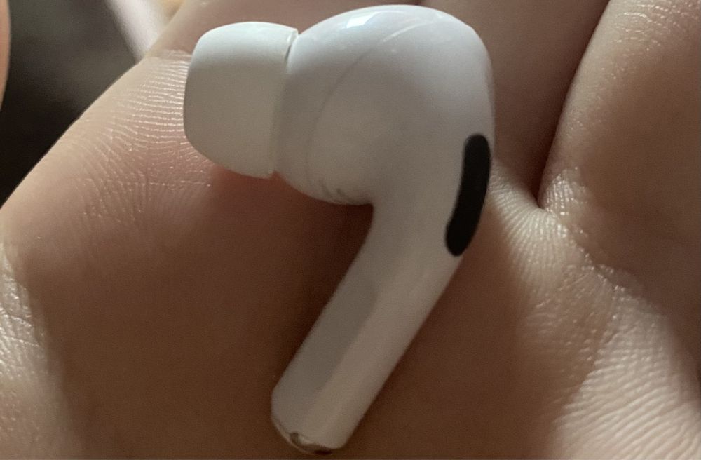 Продам левый наушник airpods pro