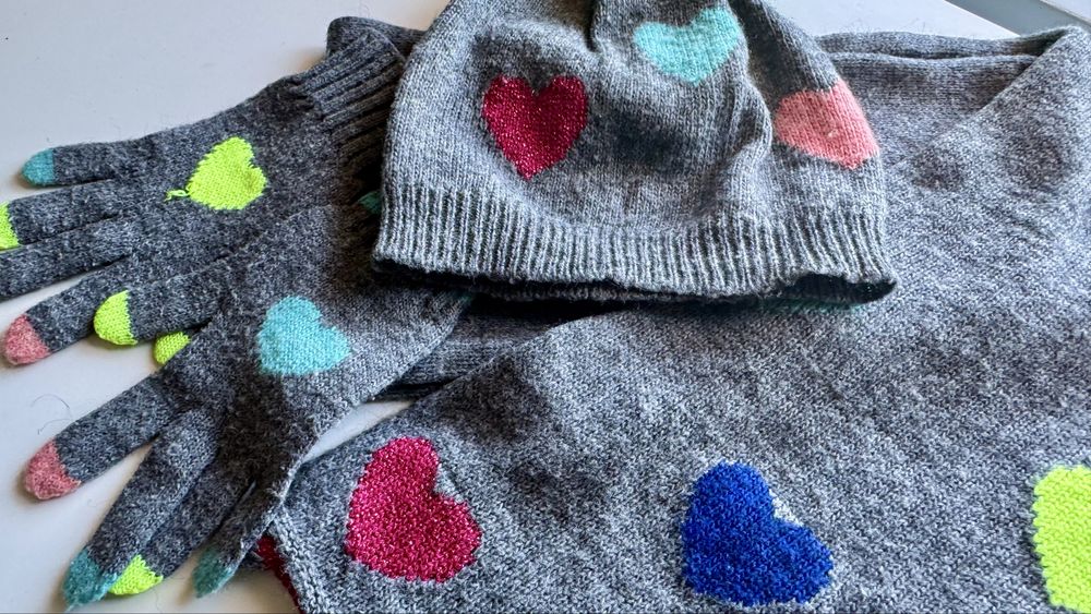 омплект зимни шал, шапка и ръкавички Benetton