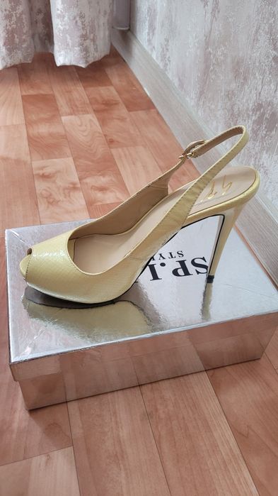 Продам босоножки женские