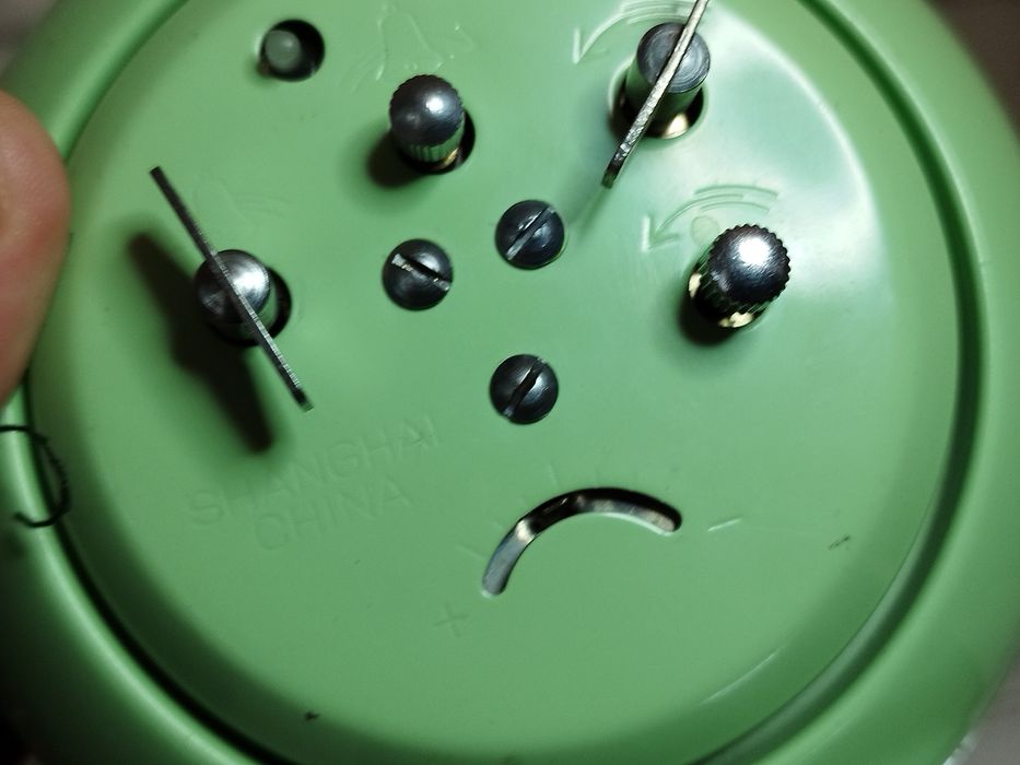 Ceasul copilăriei Găinușa cu puii care ciuguleste