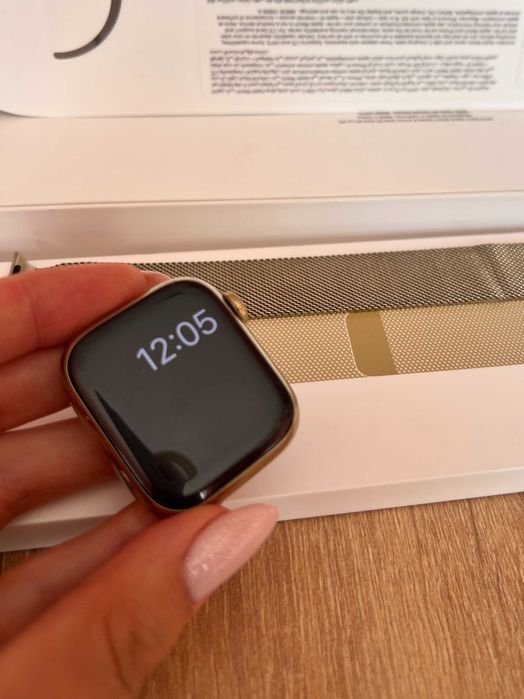 Apple Watch Series 8 – 41mm Gold + Gold Milanese Loop