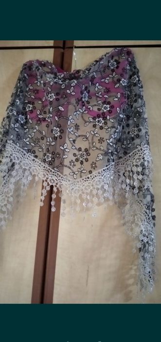 Eșarfă model păuni , eșarfă triunghiulară cu dantela