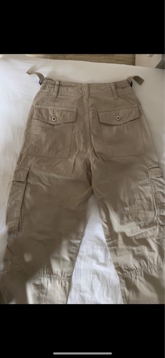Бежов карго панталон – удобен и стилен