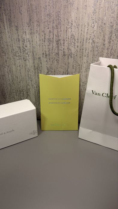 гривна Van Cleef & Arpels Alhambra