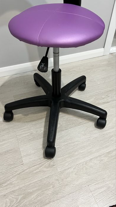 Стул косметолога на колесиках