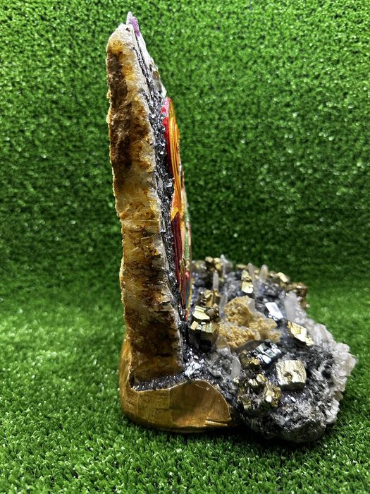 Ръчно изработена икона на Дева Мария с Младенеца с естествени кристали