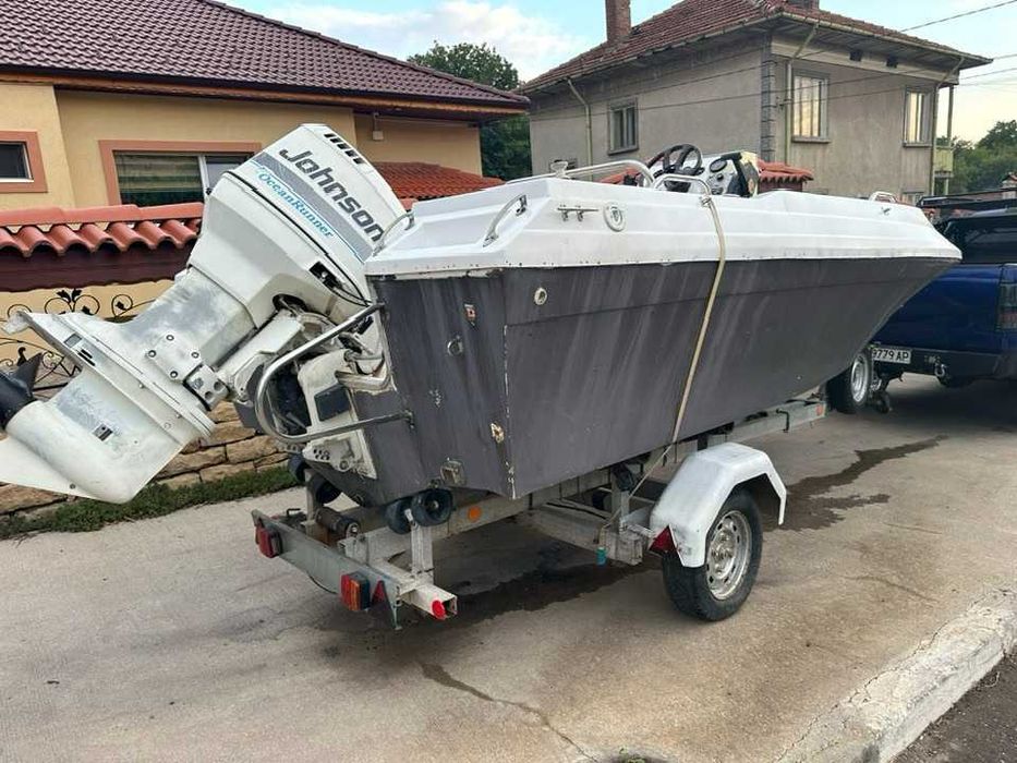 лодка 5.10м с колесар и двигател johnson ocean runner 175к.с v6 2t
