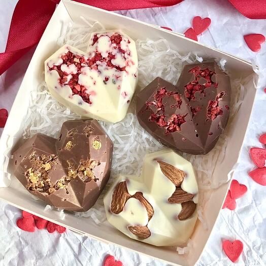 Клубника в шоколаде, финики, банан