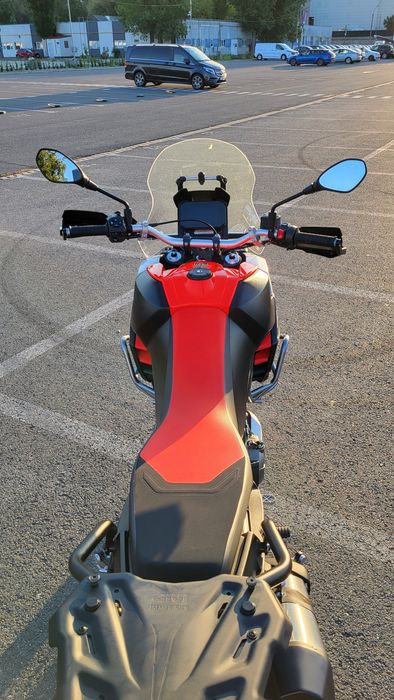 Adventure touring Aprilia Tuareg 660, accesorizata