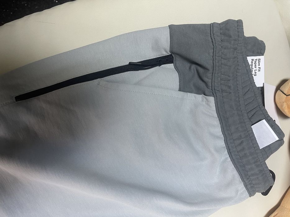 Vând pantaloni Nike Tech