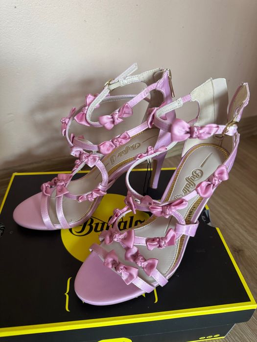 Обувки сандали с ток Buffalo