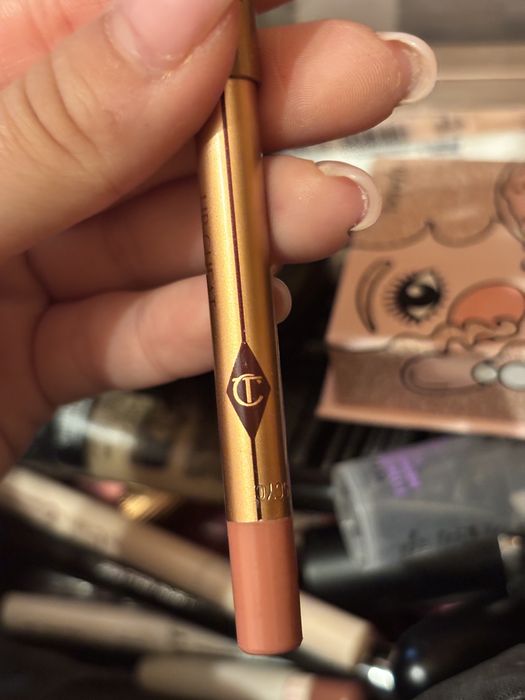 молив за устни на Charlotte Tilbury