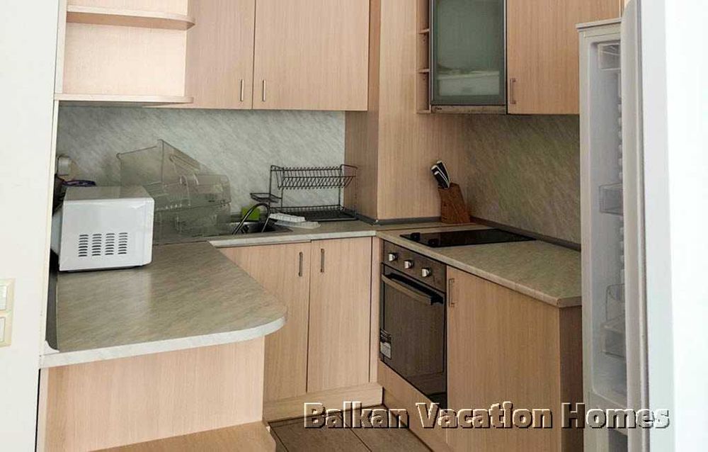 Двустаен апартамент с голяма покривна тераса – на 100 м от морето