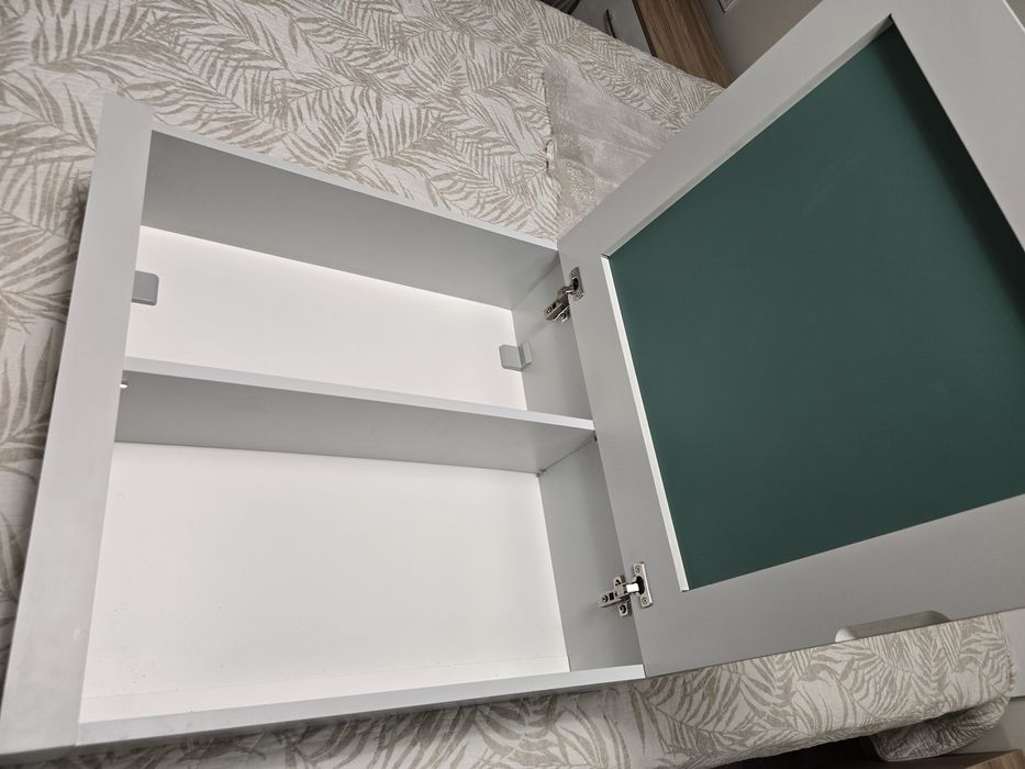 Шкаф за баня с огледало