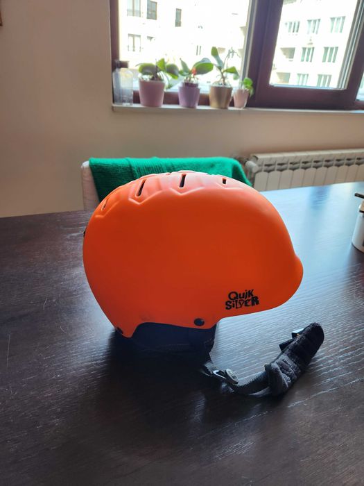 Продавам детска скиорска каска QUIK SILVER