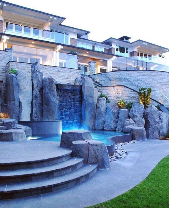 Водопад  из скал