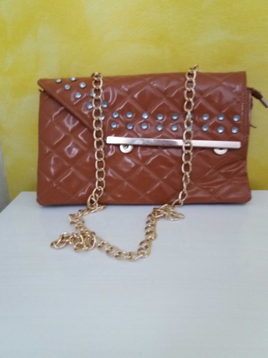 Gentuta dama din lac cu lanț