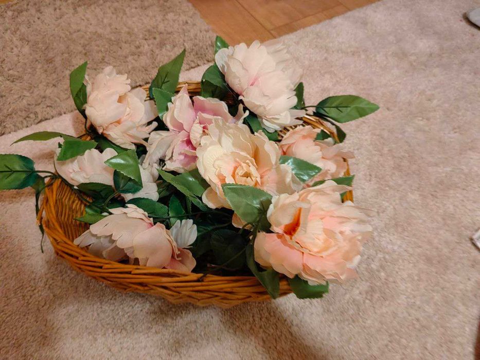 ghirlanda din bujori artificiali