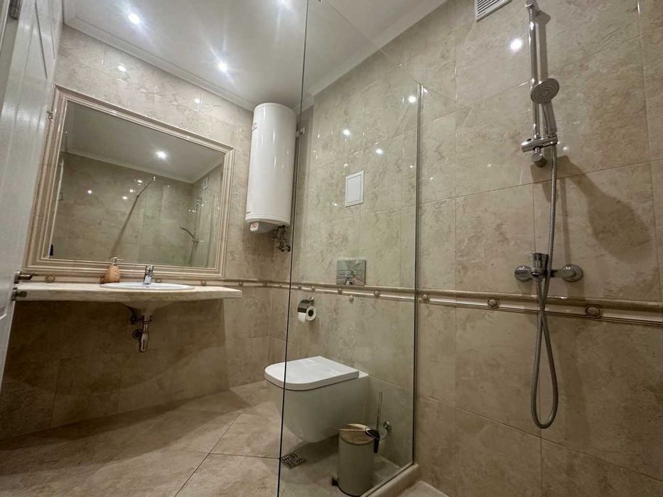 Дава се под наем Двустаен апартамент в Варна, Център - 82 кв.м за 1200 € - Снимка #3