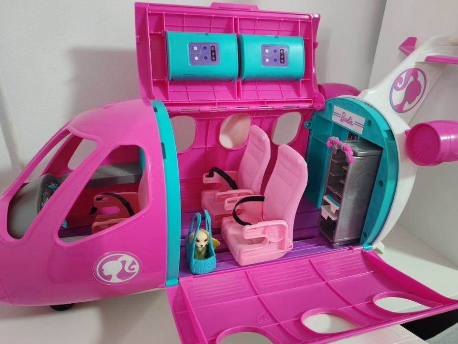Продавам оригинален игрален комплект Barbie Dreamplane на марката Mattel.