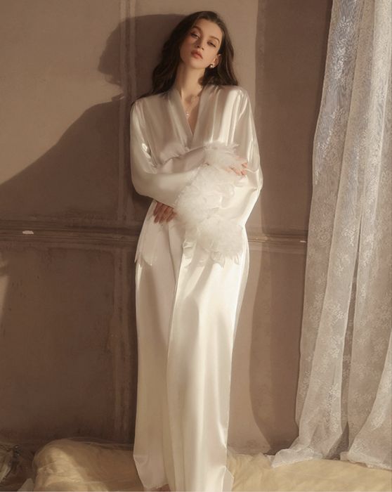 белый халат с перьями