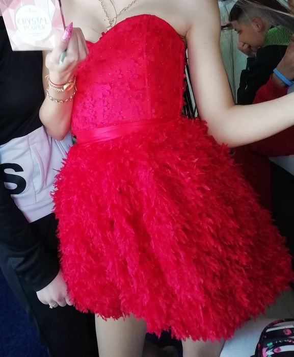 Рокля с естествени пера от колекцията на Мегз и бюстие с цветчета и ка