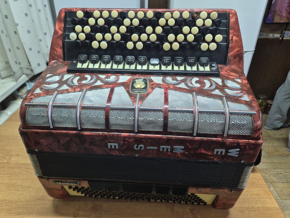 Продаётся баян weltmeister grandina