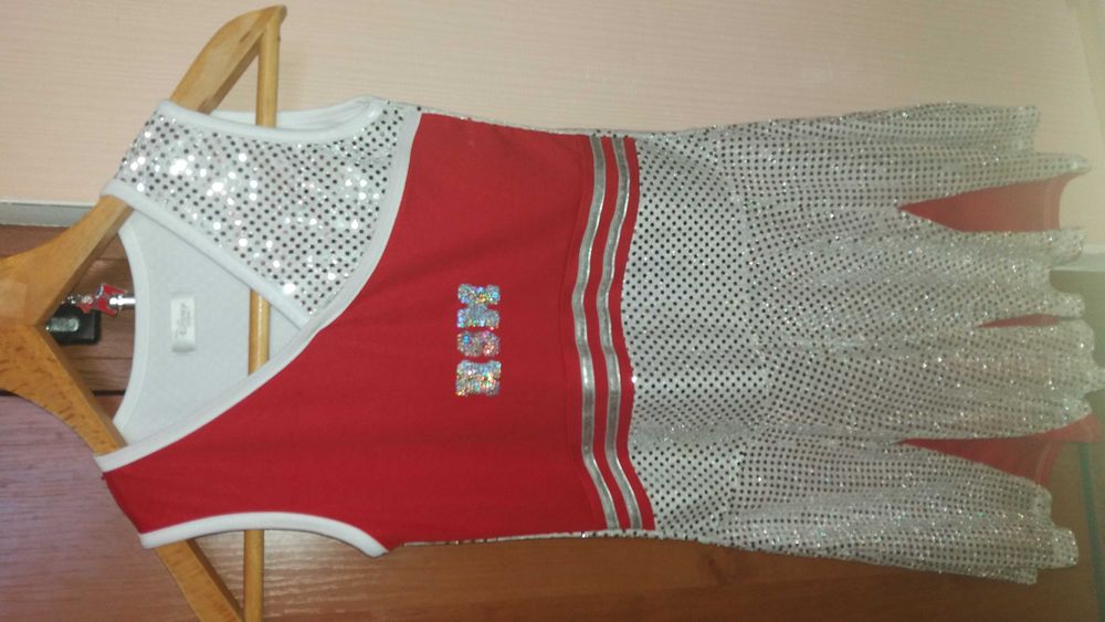 Продавам рокля на дисни