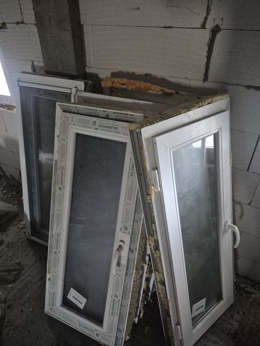 Vând 5 ferestre cu deschidere basculanta de sus in jos