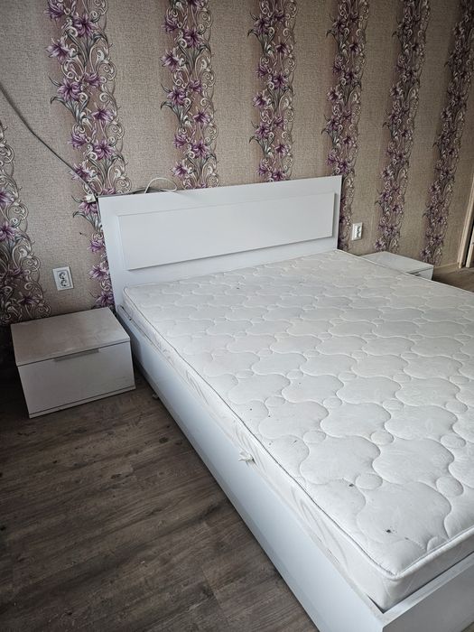 Продавам обзавеждане за спалня .