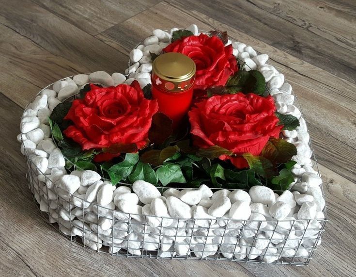 Декоратция из белый камни