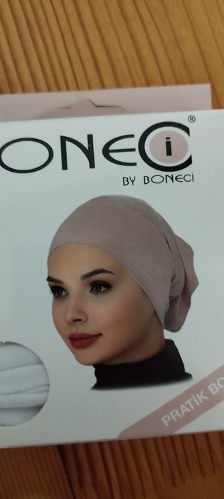 Черен шал и бяло боне за хиджаб