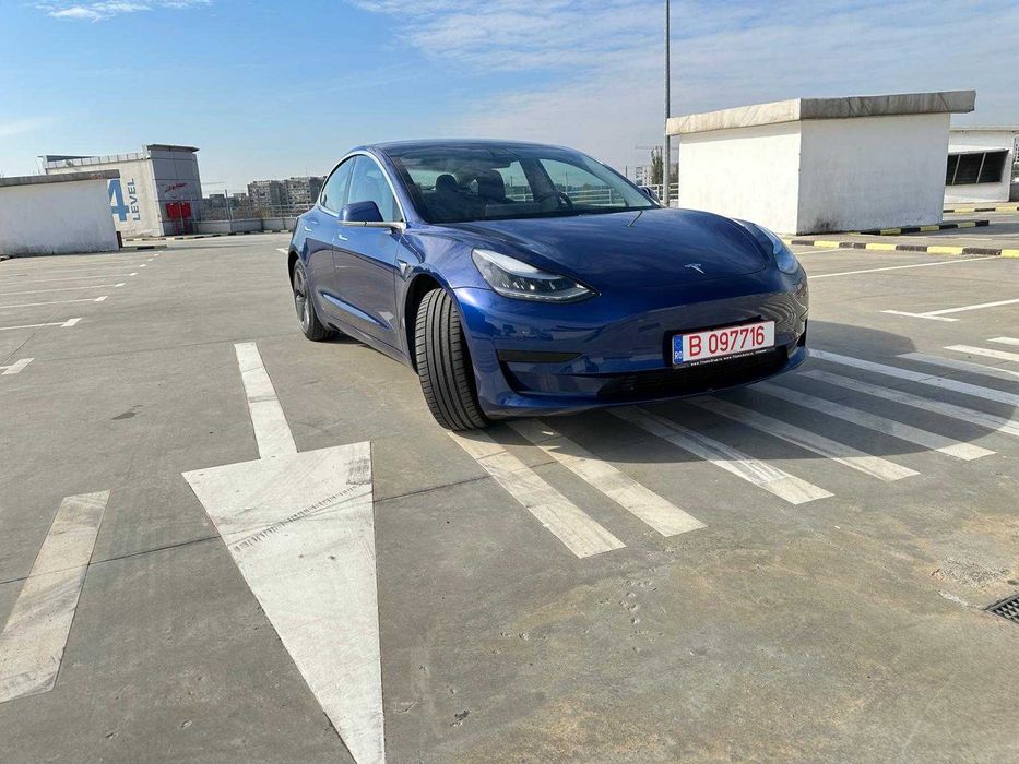 Tesla Model 3 SR+