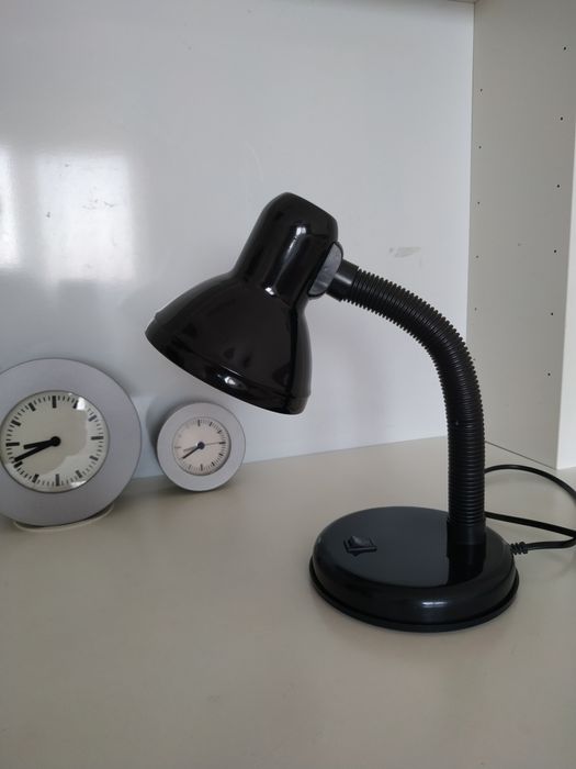 Настольная лампа  и настенные часы