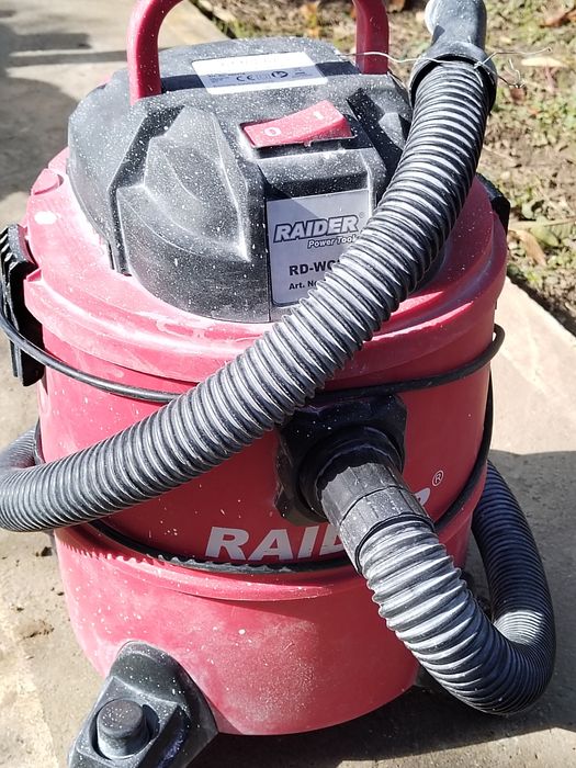 Două mașini de tăiat gresie și faianță și un aspirator