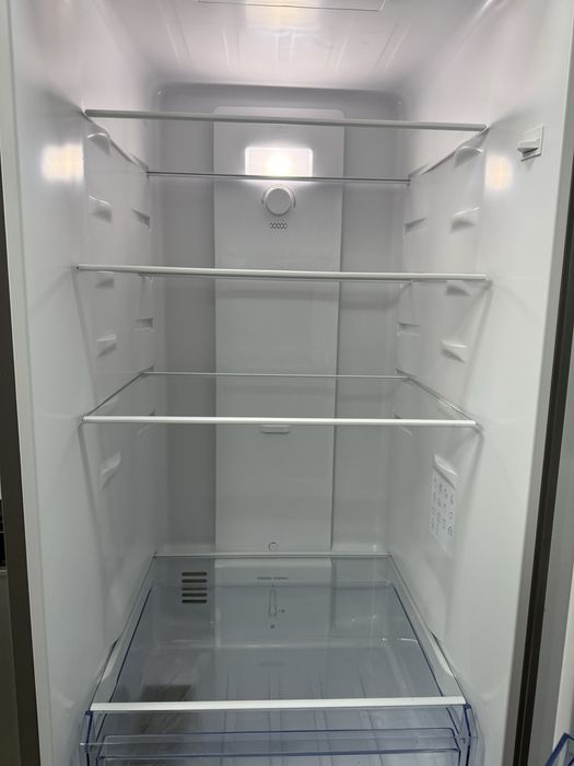 Хладилник и фризер за вграждане Bosch.