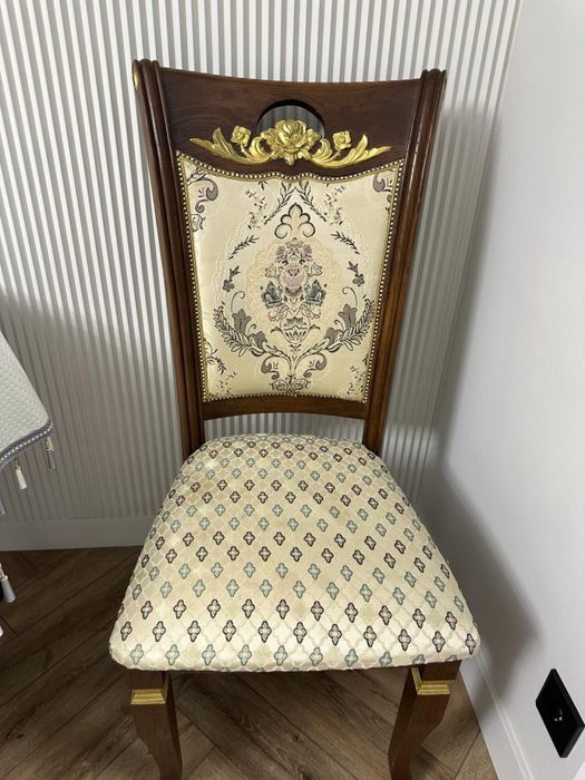 Продаю стол со стульями