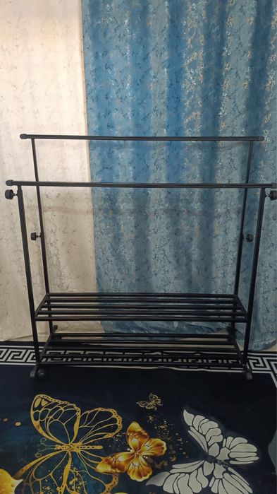 Напольная металлическая вешалка