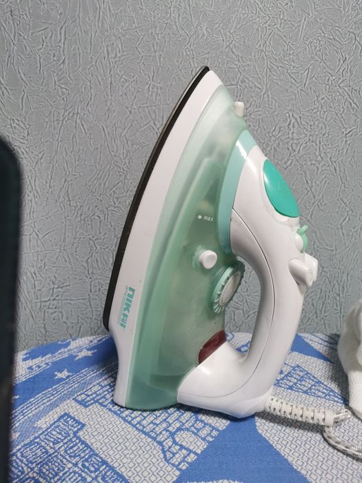 Утюг с паром в хорошем состоянии