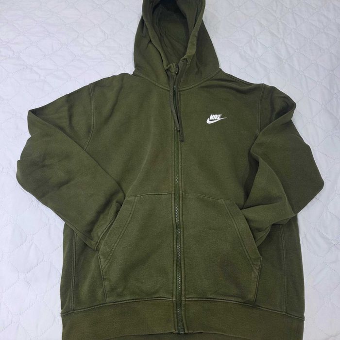 Nike мъжки дрехи р-р М,всички за 89 евро.