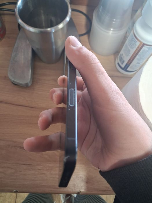 Vand Iphone 16 256gb stare baterie: 89 conditie 5/10  cu box full  fara incarcator