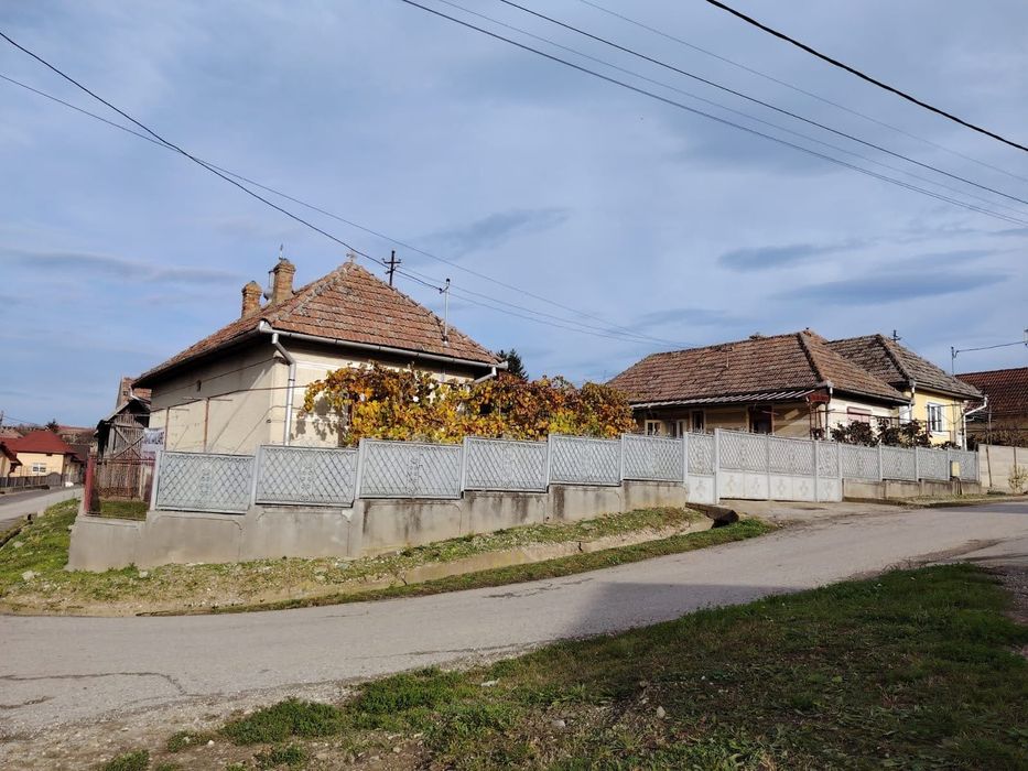 Casă locuibila, cu două corpuri de clădiri,  utilități