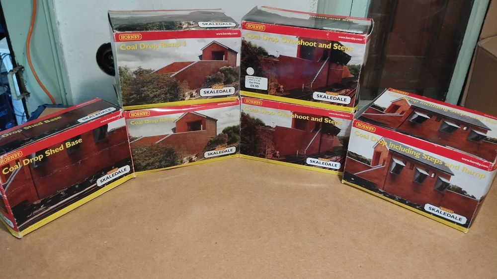 Модел на железопътна линия Hornby - падане на въглища