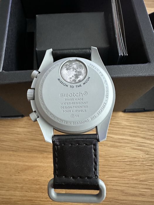Продава се Omega Swatch Moonwatch mission to Earth