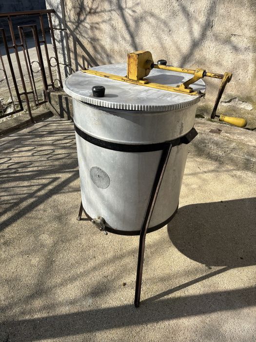 Центрофуга за мед