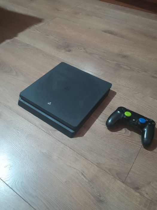 Продавам плейстейшън 4 слим с джойстик и подарък геймърски слушалки пр