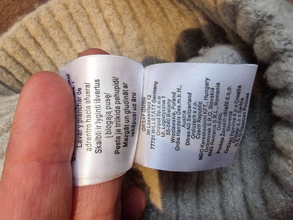 Дамска зимна шапка с бродерия